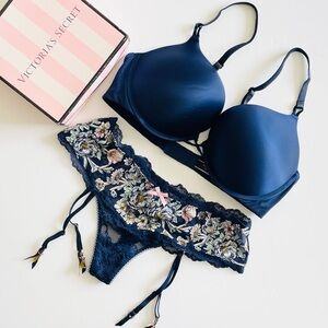 38C MEDIUM Victoria’s Secret navy bra set